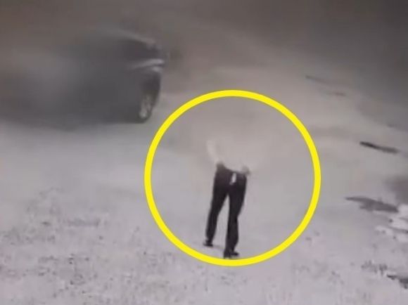 김진하 강원 양양군수가 여성과 함께 타고 있던 승용차에서 나오며 지퍼가 열려 있는 바지춤을 정리하는 모습이 담긴 폐쇄회로(CC)TV 화면. [KBS 보도화면 캡처]