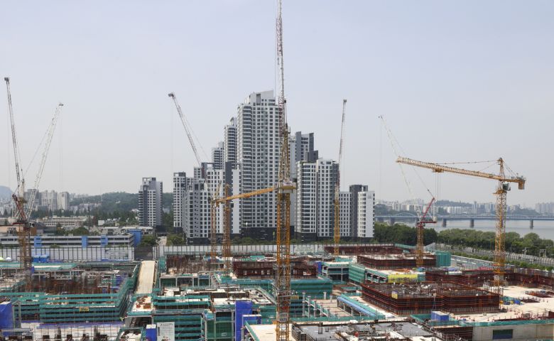 서울 한 아파트 공사현장의 모습. [연합뉴스]