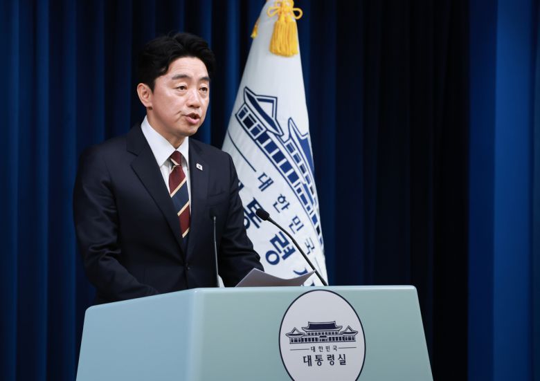 강훈식 대통령비서실장이 26일 서울 용산 대통령실 청사에서 헌법재판관, 국세청장 등에 대한 인선 발표를 하고 있다. [연합]