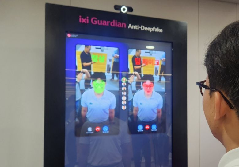 기자가 체험 중인 LG유플러스 안티딥페이크 기술. 기자 얼굴에 다른 사람 얼굴이 덧씌워진 이미지에는 딥페이크라는 표시가 뜬다. 고재우 기자