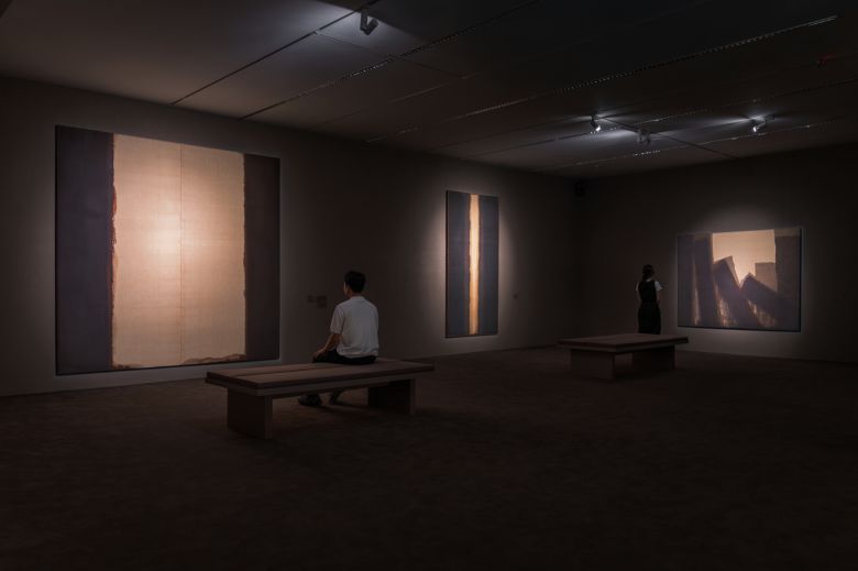 소장품 상설전 ‘한국근현대미술 II’ 작가의 방인 ‘청다색, 천지문 윤형근’ 공간. [국립현대미술관]