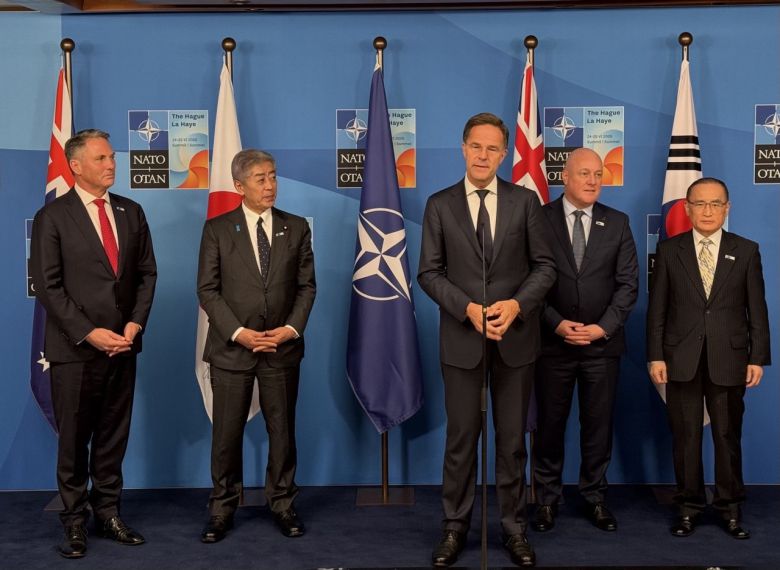 위성락(맨 오른쪽) 국가안보실장이 25일(현지시간) 나토 정상회의에 참석해 루터 사무총장, 크리스토퍼 럭슨 뉴질랜드 총리, 리차드 말스 호주 부총리 겸 국방장관, 이와야 다케시 일본 외무상과 함께 나토-인태 파트너 특별행사에 나섰다. [대통령실 제공]