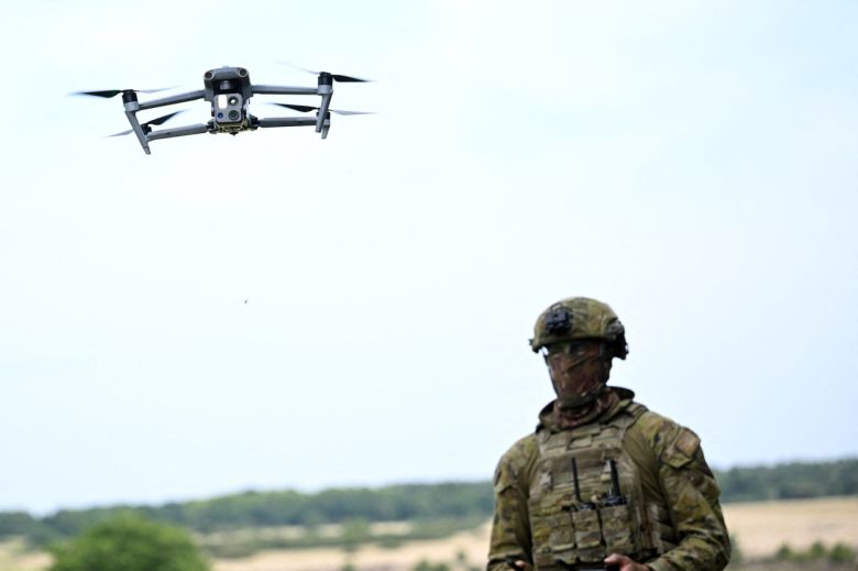 호주군이 지난 17일(현지시간) 영국 동부 지방에서 훈련 중 드론을 운용하고 있다. [AFP]