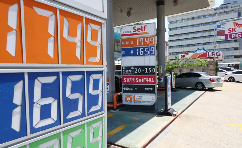 서울 시내의 한 주유소 앞 유가정보판에 가격이 표시돼 있다. [연합]