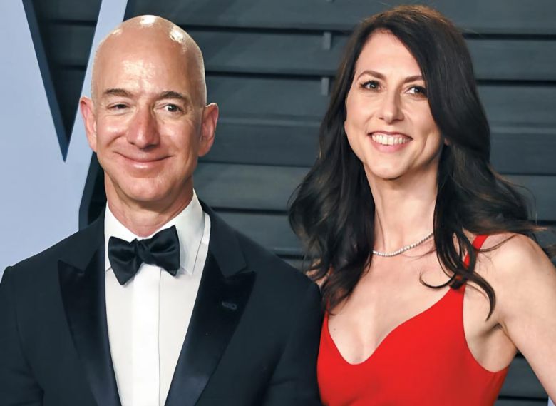 제프 베이조스 아마존 창업자와 그의 전처 매킨지 베이조스. 2019년 베이조스는 매켄지에  40조원가량의 아마존 지분을 주고 이혼하기로 합의했다. 두 사람은 1993년 결혼했고 4명의 자녀가 있다. 제프는 1994년 아마존을 창립했고, 초기엔 매켄지가 회계와 재고 관리를 맡았다. 이들은 2019년 1월 이혼을 발표했으며 이어 베이조스와 전직 TV 앵커인 로런 산체스의 불륜설이 터졌다.