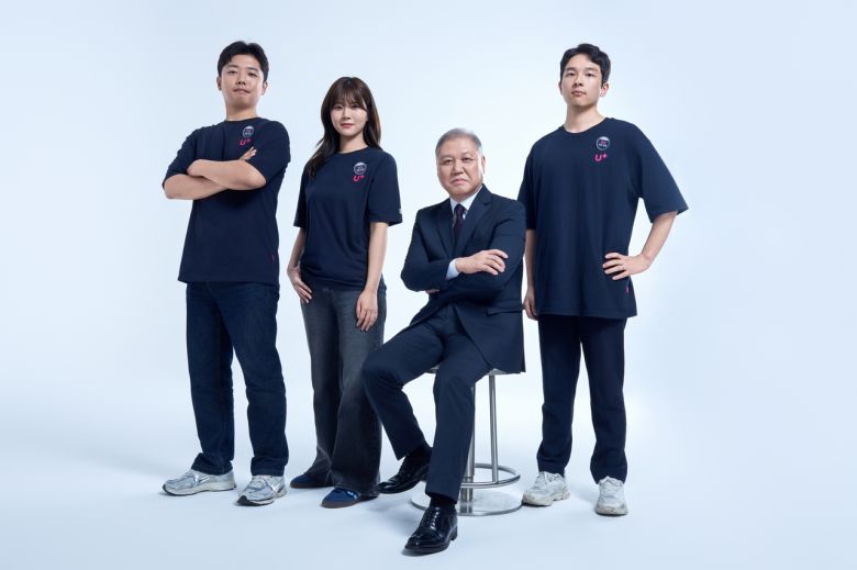 LG유플러스 보안 앰배서더로 선정된 권일용 교수(오른쪽 2번째)와 LG유플러스 직원들이 전국 매장에 부착될 포스터 촬영을 하는 모습. [LG유플러스 제공]