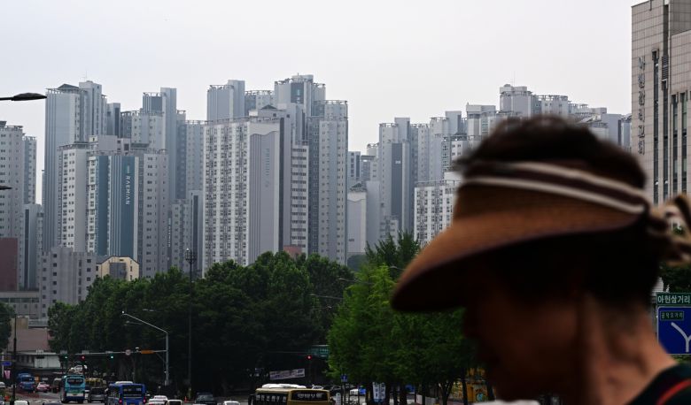 서울 마포래미안푸르지오 앞을 주민들이 지나고 있는 모습.  이상섭 기자
