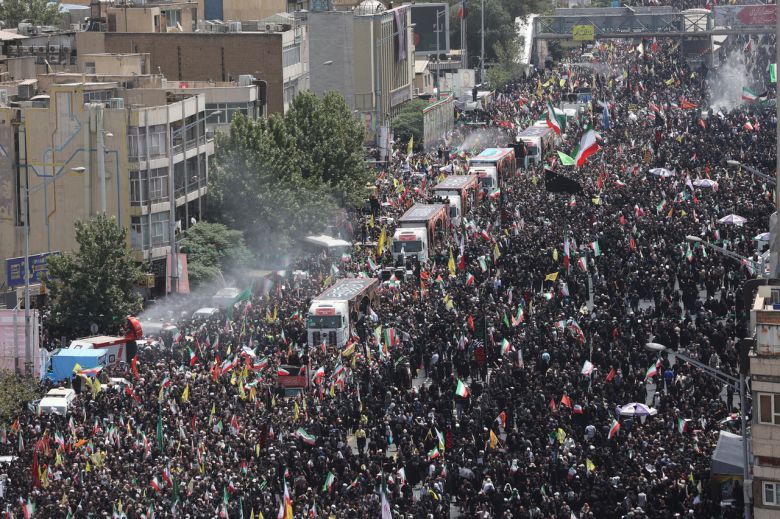 28일(현지시간) 이란 테헤란에서 열린 군 지휘관과 핵 과학자들 등 희생자 장례식의 모습. [로이터]