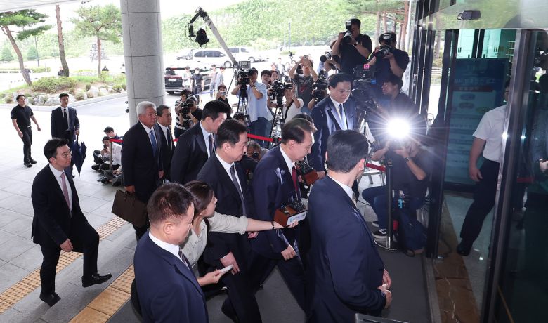 윤석열 전 대통령이 28일 피의자 신분으로 내란특검 조사를 받기 위해 서울 서초구 서울고검 청사로 출석하고 있다. 2025.6.28 [공동취재] [연합]