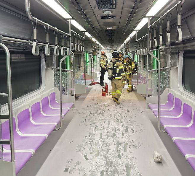 지난 5월 31일 서울지하철 5호선 열차 안에서 일어난 방화가 진압된 후 모습. [영등포소방서 제공]