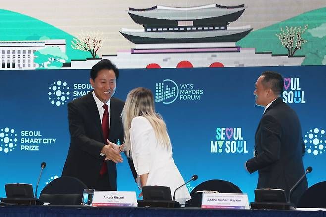 오세훈 서울시장이 2023년 9월 25일 서울 중구 동대문디자인플라자(DDP)에서 열린 ‘제12회 세계도시정상회의 시장포럼’에서 참석자들과 인사를 나누고 있다. [연합]