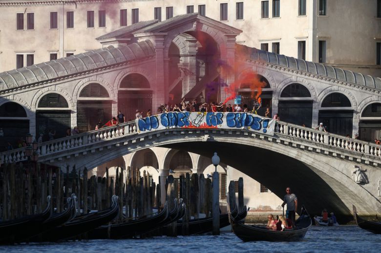 최소 500명의 시위대가 베이조스의 결혼식을 규탄하는 시위를 벌였다. 시위대는 ‘베이조스는 떠나라’고 구호를 외치며 행진했고, 리알토 다리 위에 ‘베이조스를 위한 공간은 없다’고 적힌 현수막을 내걸고 조명탄을 쏘아 올리며 항의했다. [로이터]