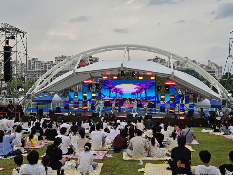 예천군이‘도청신도시에서 여름밤 패밀리 MUSIC ON ’를 개최 주민들에게 즐거움을 선사했다. [예천군 제공]