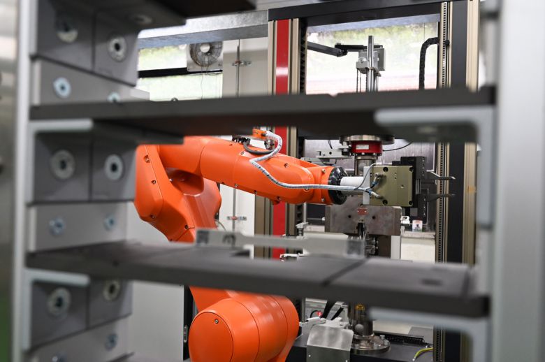 한국재료연구원(KIMS) 오토노머스 랩에 구축된 로봇 팔.[한국재료연구원 제공]