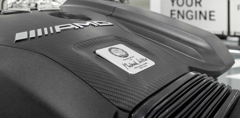 메르세데스-AMG 아팔터바흐 공장에서 만들어진 엔진에 조립을 맡은 엔지니어 서명이 적힌 배지가 부착된 모습. [메르세데스-AMG 제공]