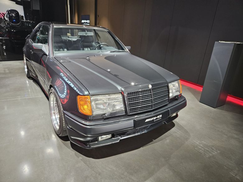 1987년 메르세데스-AMG가 독자적으로 개발한 4 밸브 기술 기반 실린더 헤드를 적용해 제작한 E-클래스 기반 중형급 쿠페 ‘W124’. 독일 아팔터바흐=서재근 기자