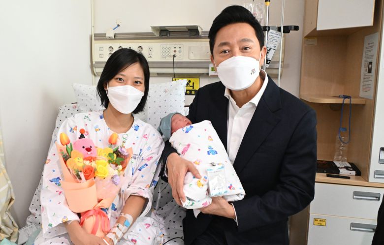 오세훈 서울시장이 올 1월3일 ‘서울의료원 을사년(乙巳年) 첫둥이’ 순산이(태명) 엄마 김보라 씨와 기념사진을 촬영하고 있다.