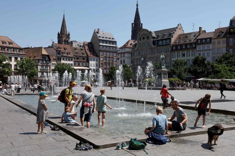 지난 19일(현지시간) 프랑스 동부 스트라스부르에서 주민들이 클레베르 분수대에서 더위를 식히고 있다. [AFP]