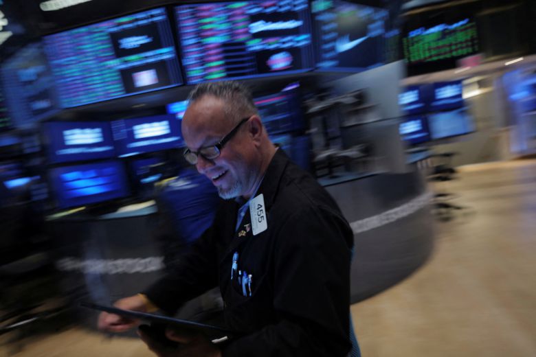 미국 뉴욕시 뉴욕증권거래소(NYSE)에서 한 트레이더가 작업하고 있다. [로이터]