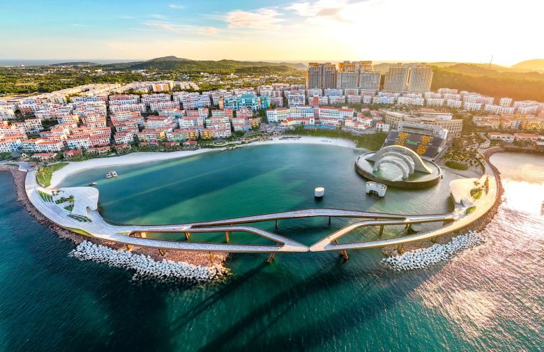 푸꾸옥 키스브릿지. 유럽마을은 호텔·리조트 유럽임직원들의 소규모 숙소가 지어진뒤 하나둘 같은 컨셉트의 건물이 늘어나면서 거대하게 조성됐다.