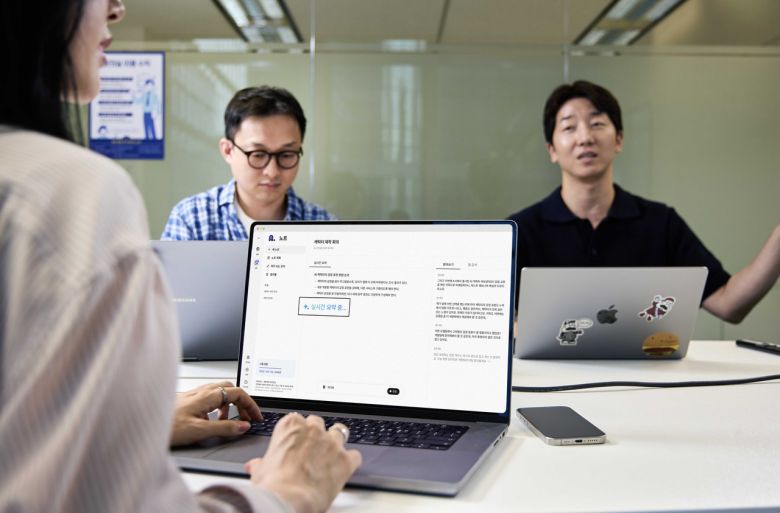 SK텔레콤 관계자가 ‘에이닷(A.)’ 신규 서비스의 베타 버전을 이용하고 있다. [SK텔레콤 제공]