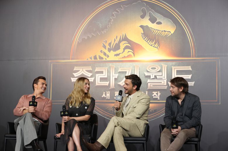 1일 서울 종로구 포시즌스호텔에서 열린 영화 ‘쥬라기 월드: 새로운 시작’ 내한 기자간담회에서 감독과 배우들이 질문에 답하고 있다. 왼쪽부터 루퍼트 프렌드, 스칼릿 조핸슨, 조너선 베일리, 개러스 에드워즈 감독. [연합]