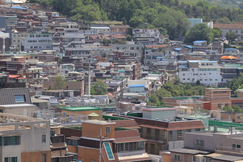 서울 남산에서 바라본 시내 주택가 모습. [연합]