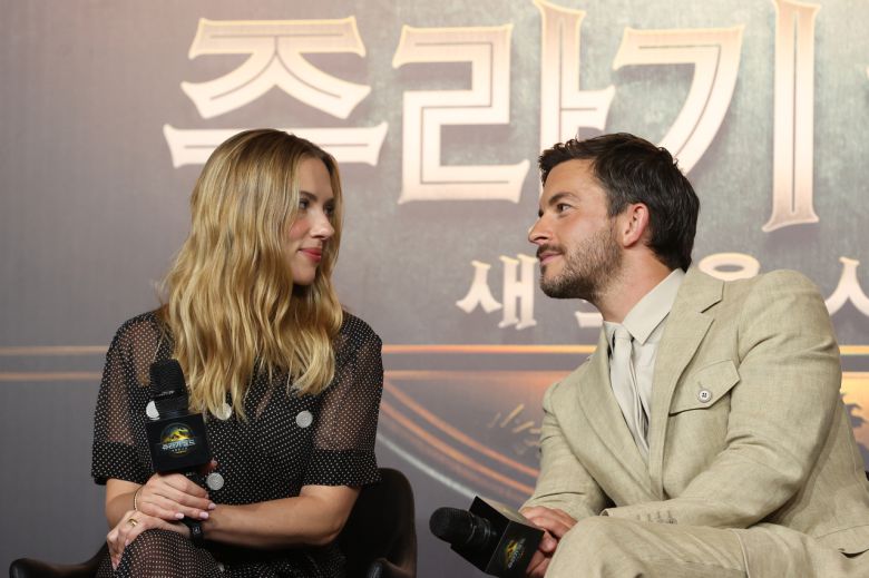 할리우드 배우 스칼릿 조핸슨, 조너선 베일리가 1일 서울 종로구 포시즌스호텔에서 열린 영화 ‘쥬라기 월드: 새로운 시작’ 내한 기자간담회에서 마주보고 있다. [연합]