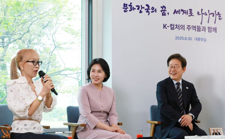 이재명 대통령과 김혜경 여사가 30일 서울 용산 대통령실 파인그라스에서 열린 문화예술계 수상자 간담회에서 조수미 성악가의 발언을 듣고 있다. 연합뉴스