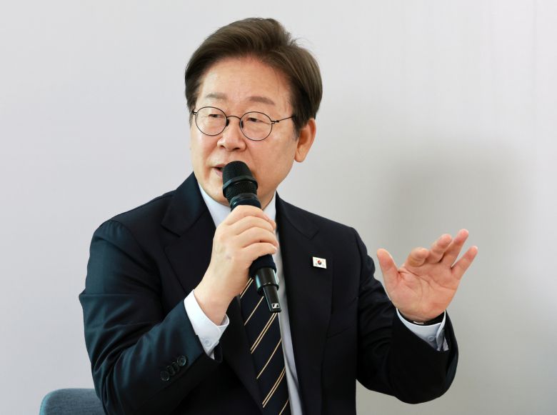 이재명 대통령이 지난달 30일 서울 용산 대통령실 파인그라스에서 열린 문화예술계 수상자 간담회에서 발언하고 있다. [연합]