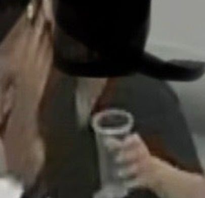 무인카페 매장 안에서 CCTV를 향해 손가락 욕을 해 보이는 손님. [‘아프니까 사장이다’ 갈무리]