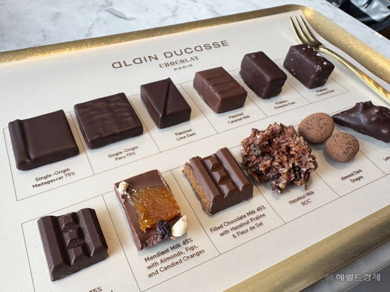 일본 제품으로 미리 맛본 ‘알랭 뒤카스 쇼콜라 파리’. 육성연 기자