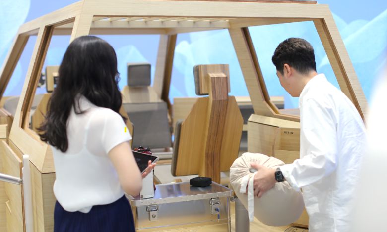 실제 1층공간에서 목업 차량을 대상으로 테스트가 진행중인 모습 [현대차기아 제공]