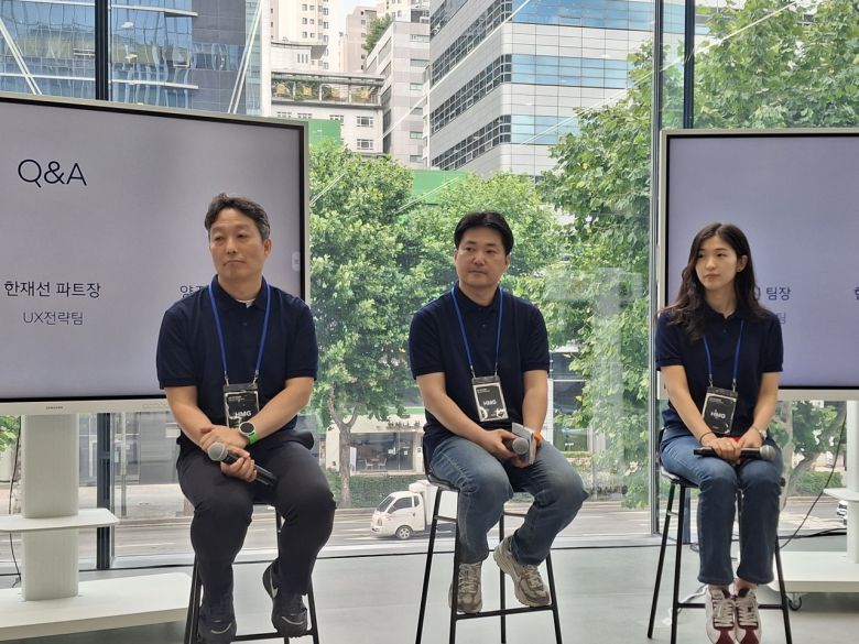 남신(왼쪽부터) 현대차기아 UX전략팀 팀장과 한재선 현대차·기아 UX전략팀 파트장, 양주리 책임이 취재진의 물음에 대답하고 있다. [김성우 기자]
