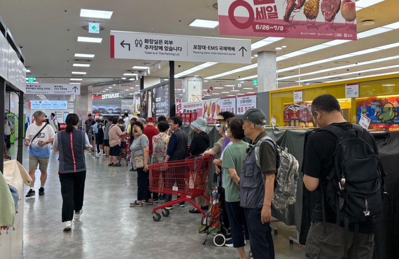 1일 오전 9시40분께 서울 중구 롯데마트 제타플랙스 서울역점 2층 농산코너 앞 입구에 ‘통큰치킨’을 구매하기 위해 사람들이 줄을 섰다. 박연수 기자