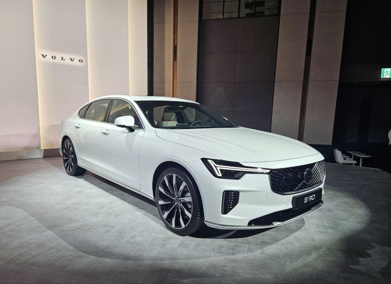 볼보 신형 S90 외장. 서재근 기자