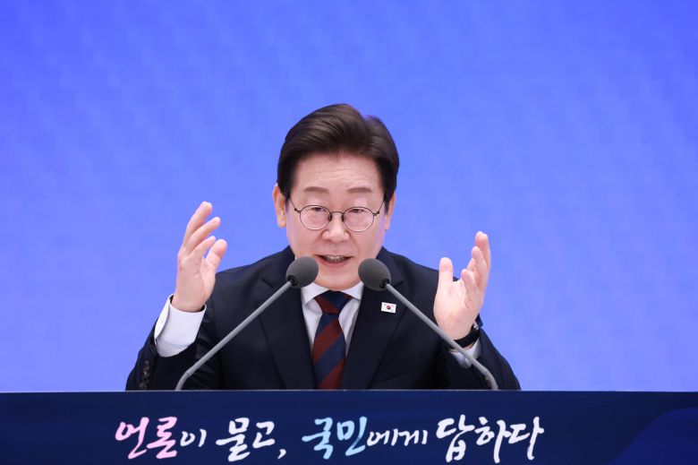 이재명 대통령이 3일 청와대 영빈관에서 열린 ‘대통령의 30일, 언론이 묻고 국민에게 답하다’ 기자회견에서 발언하고 있다.[연합]