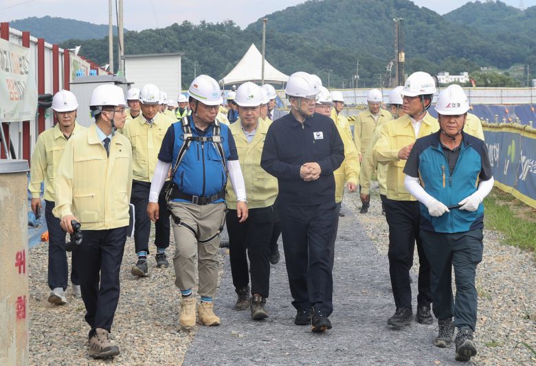 이상경 국토교통부 1차관이 3일 경기 고양시 창릉 공공주택지구 건설 현장을 방문해 안전관리 현황을 점검하고 있다. [국토교통부]