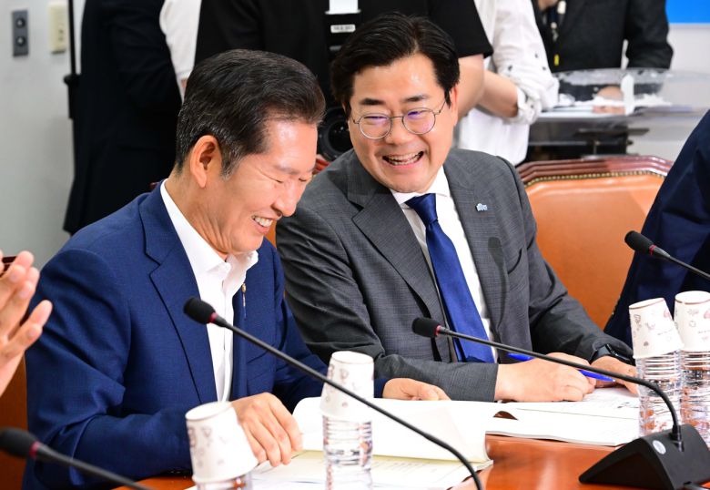 박찬대(오른쪽)·정청래 더불어민주당 대표 후보자가 2일 오후 서울 여의도 국회에서 열린 검찰개혁 토론회에 참석해 밝게 웃고 있다. 이상섭 기자