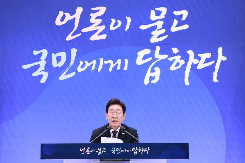 이재명 대통령이 3일 청와대 영빈관에서 열린 ‘대통령의 30일, 언론이 묻고 국민에게 답하다’ 기자회견에서 인사말을 하고 있다.  [연합]