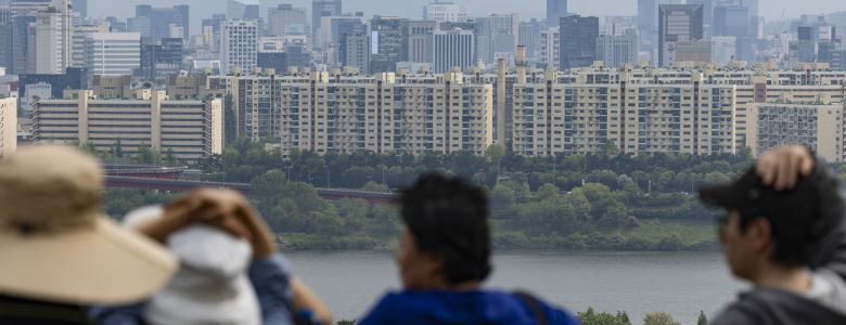 서울 응봉산에서 바라온 강남구 압구정동, 청담동 일대 아파트 단지의 모습. <연합>