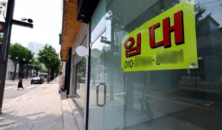 서울 강남구 신사동 가로수길 상가가 비어 있는 모습. [뉴시스]