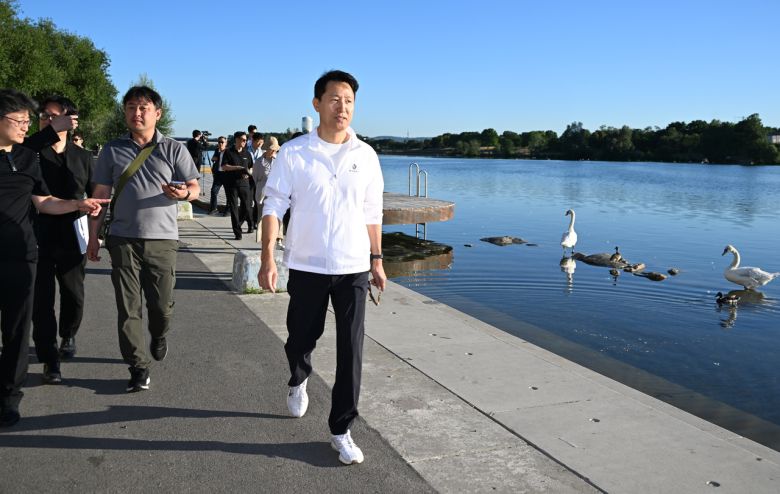 오세훈 서울시장이 2일(현지시간) 오스트리아 빈 다뉴브강의 수변공간 ‘피어 22’를 방문해 유니버설디자인 및 공공 공간을 살피고 있다. [서울시 제공]