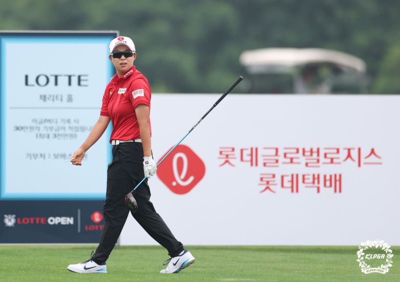김효주가 3일 인천 베어즈베스트 청라골프클럽에서 열린 KLPGA 투어 롯데 오픈 1라운드에서 10번홀 티샷을 한 뒤 타구를 확인하고 있다.    [KLPGA 제공]