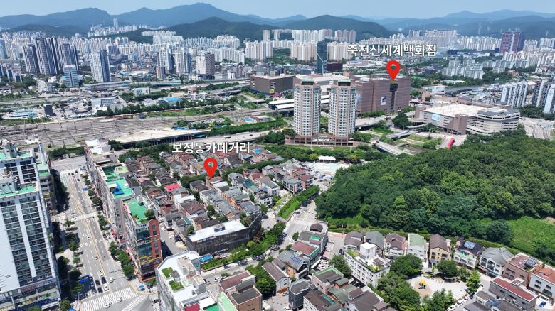 경기도 용인시 기흥구 보정동 카페거리와 인근에 있는 죽전신세계백화점의 모습. 안경찬 PD