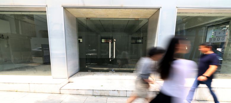 서울 강남구 신사동 가로수길 상가가 비어 있는 모습. [뉴시스]