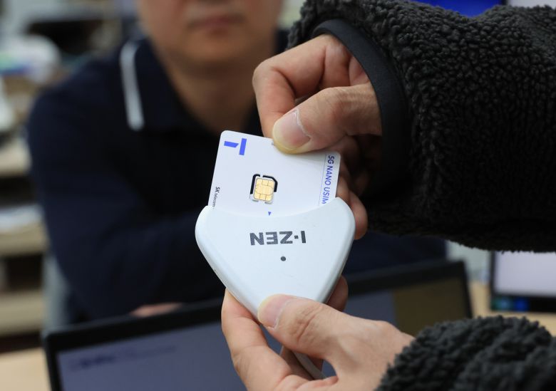 서울 시내 한 SK텔레콤 대리점에서 직원들이 유심 재설정을 시연하고 있다. [연합]