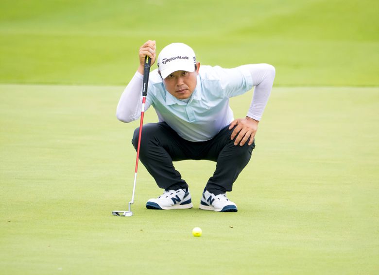 2번 홀에서 퍼팅 라인을 살피고 있는 김영우. [사진=KPGA]