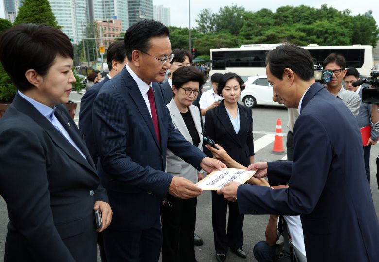 국민의힘 유상범 원내운영수석부대표와 김은혜 원내정책수석부대표가 4일 용산 대통령실 정문에서 우상호 정무수석에게 더불어민주당 대통령실 특수활동비 증액 추진 관련 항의서한을 전달하고 있다. 2025.7.4 [공동취재] <연합뉴스>