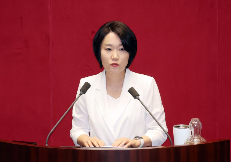 이소영 더불어민주당 의원이 4일 국회 본회의에서 2025년도 제2회 추가경정예산안이 상정된 가운데 토론하고 있다. [연합]